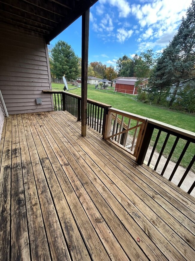 Building Photo - 2 bedroom, 1.5 bath Townhouse