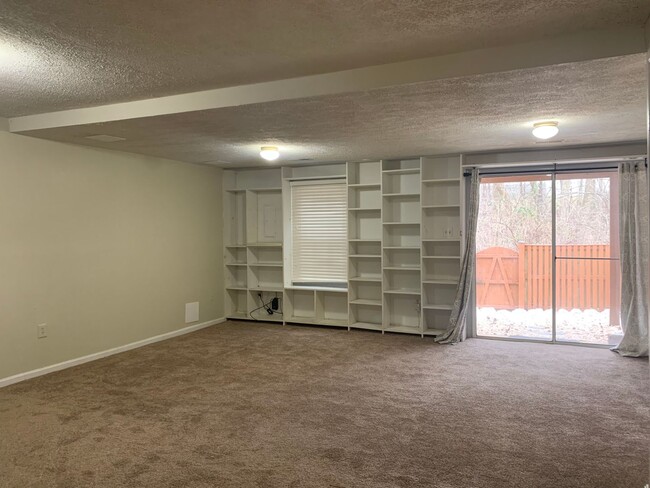Building Photo - Spacious 3 Level Townhouse Backs to Trees