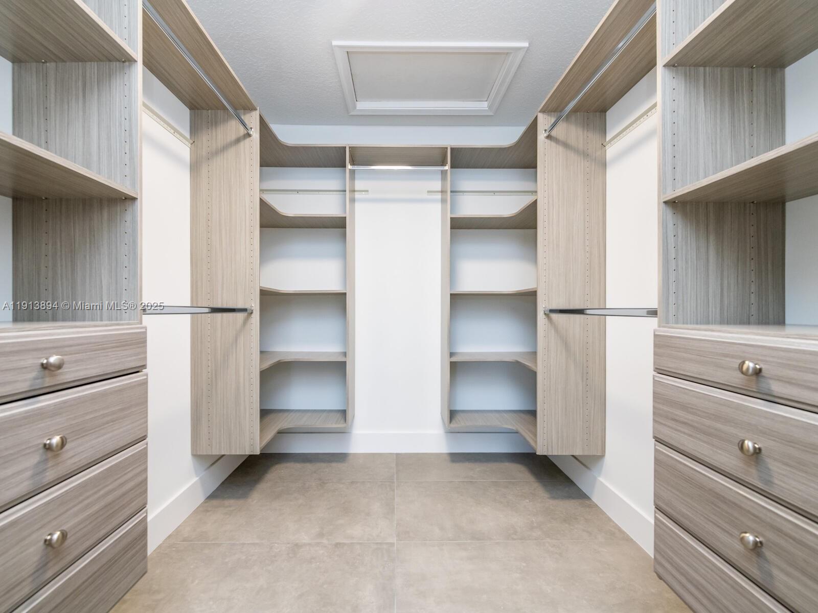 Building Photo - 20729 NE 32nd Ave