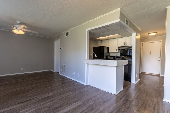 Building Photo - First floor condo available now! Pool views!