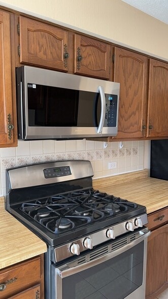 Kitchen range - 326 Plumwood Ln