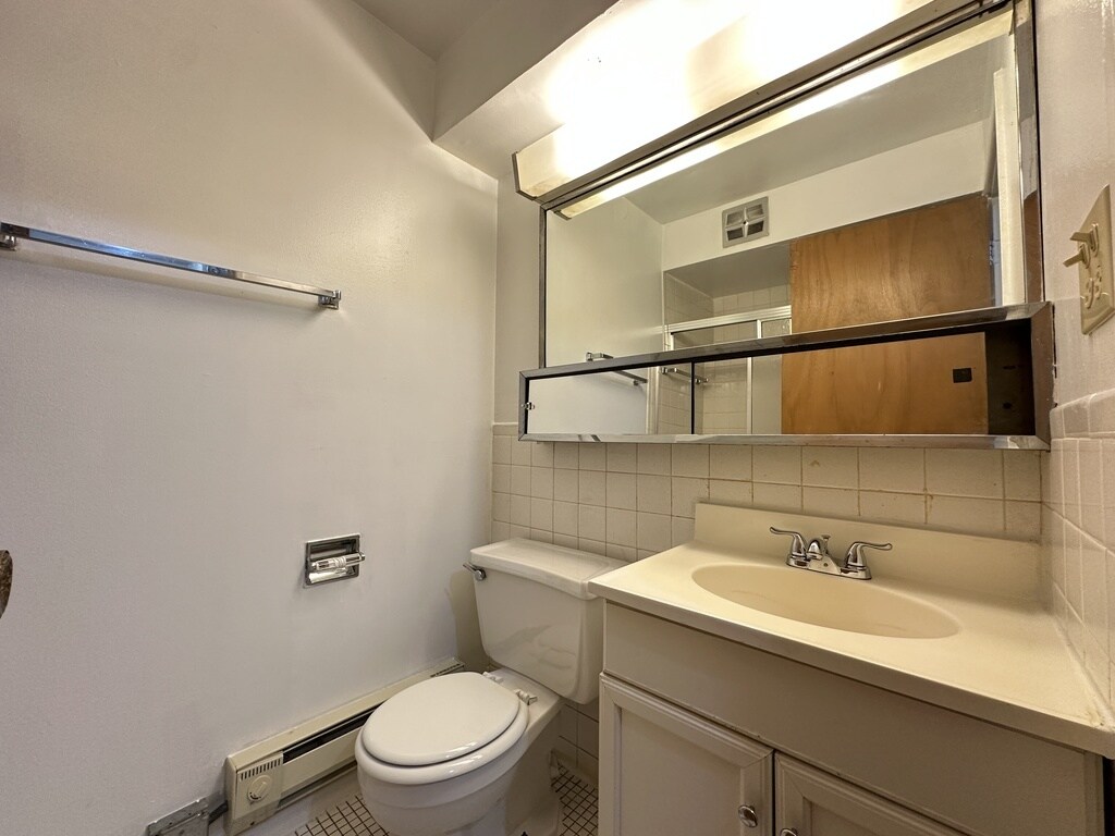 Building Photo - 665 W Wrightwood Ave