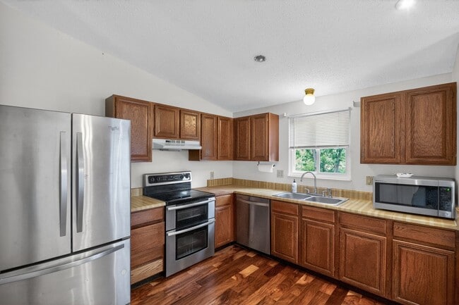 Building Photo - Bright and spacious 4Bd/2.5Bth haven located in a peaceful cul-de-sac!