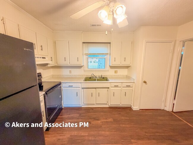 Building Photo - 3 Prestbury Dr