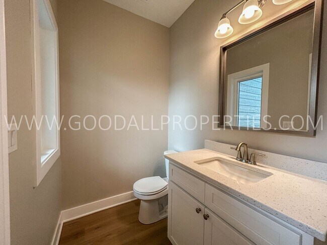 Building Photo - 4 Bedroom 2.5 Bath Townhome in Adel with attached 2-car garage.