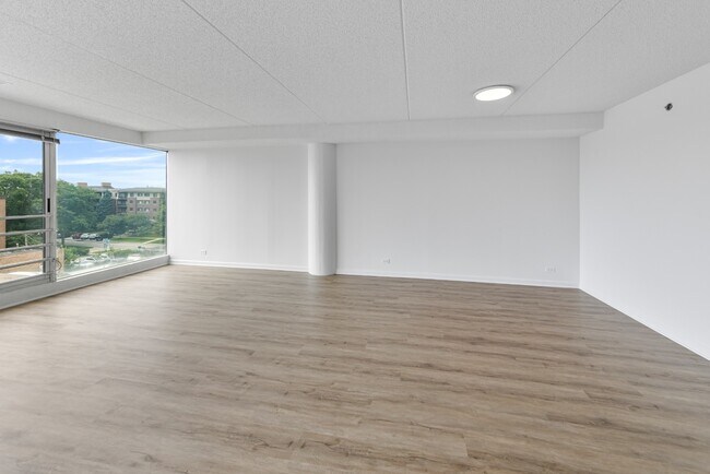 Building Photo - Modern 1-Bedroom in Downtown Highland Park | In-Unit Laundry + Garage Parking