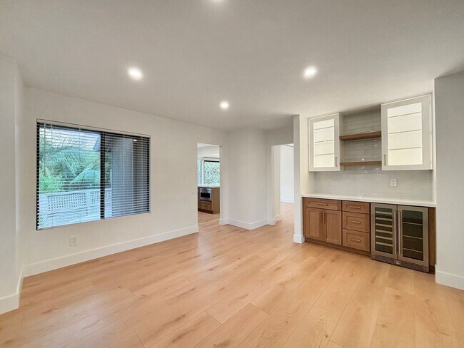 Building Photo - Beautifully Renovated 3BD/2.5BA House in L...
