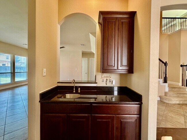 Building Photo - Welcome home to 621 Cavan!
