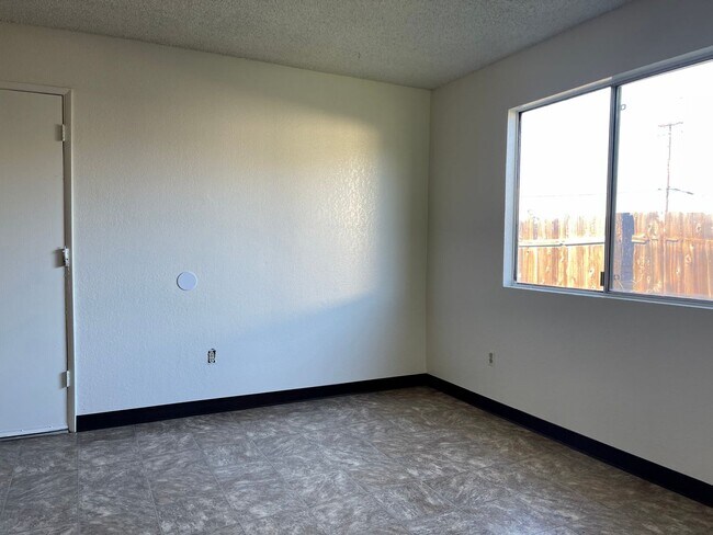 Building Photo - 4 bedroom home in convenient location on Alta Mesa Dr.