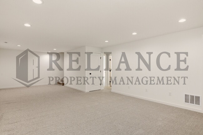 Building Photo - 5238 N Pinecrest Ct