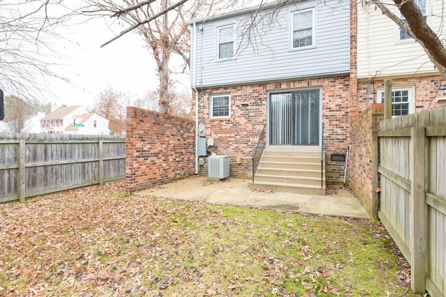 Building Photo - Wonderful Westend Townhome