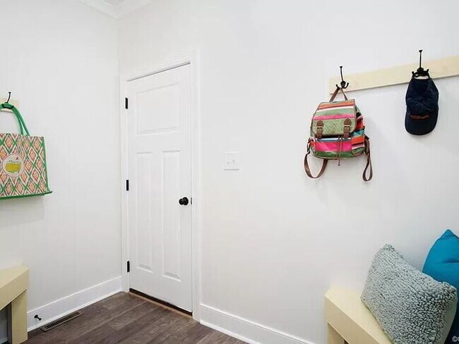 Building Photo - 2206 Adelay Dr