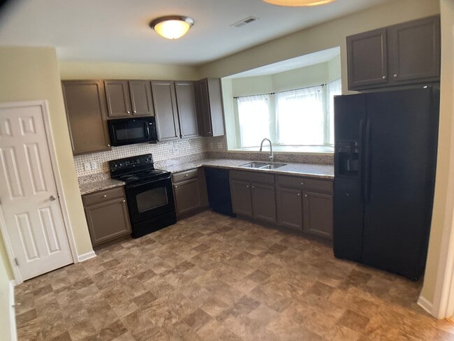 Building Photo - 3 Bed, 3.5 Bath Townhome with Garage!