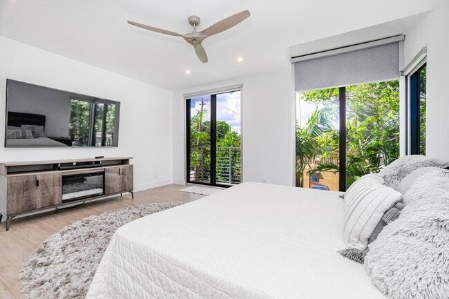 Building Photo - 925 NE 6th St