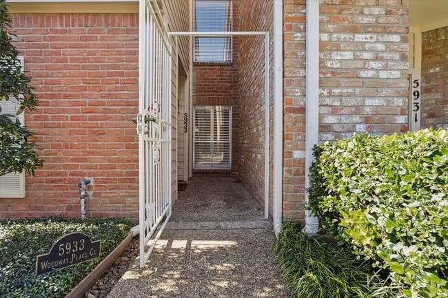 Building Photo - 5933 Woodway Place Ct