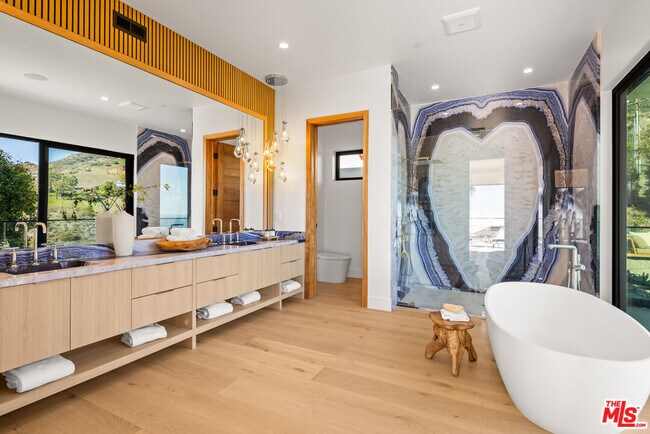 Building Photo - 4732 Avenida Del Mar