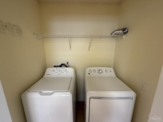 Building Photo - 8062 Heirloom Dr