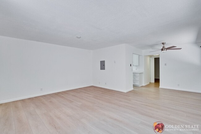 Building Photo - Updated 1 Bedroom Condo with Oversized Private Patio in Prime Mountain View Location