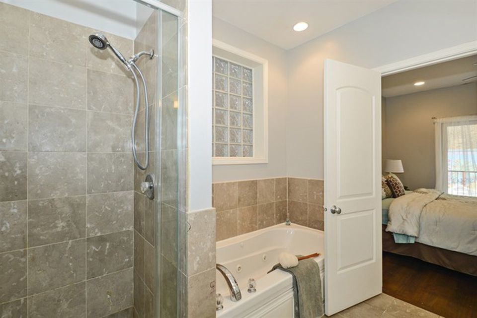 master bath - 1915 S Racine Ave