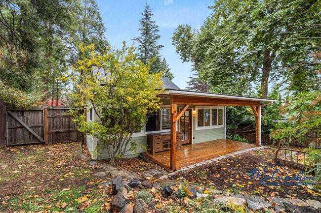 Building Photo - 698 Ashland St