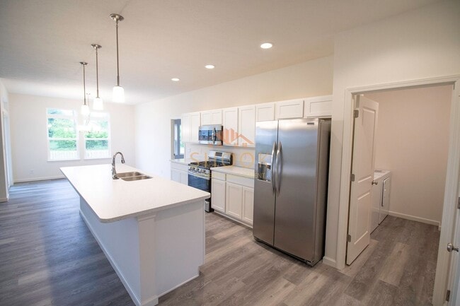 Building Photo - MODERN 3BR HOME IN BLACKTHORNE