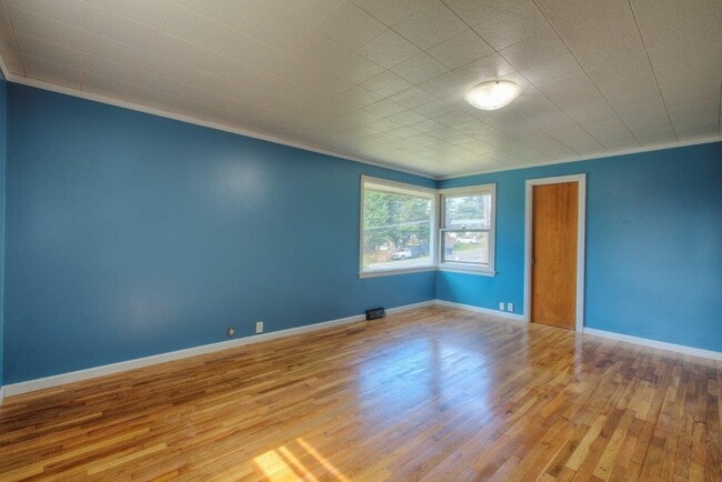 Building Photo - Convenient Location in Renton * Open House Sunday July 5th, 11:00am *