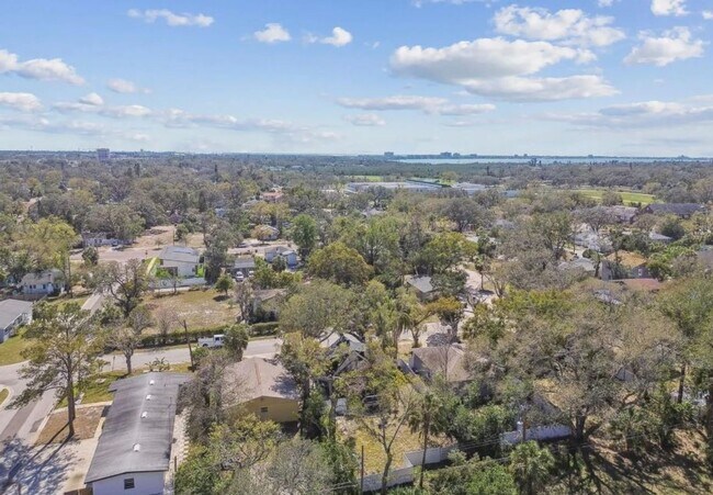 Building Photo - Housing Voucher Accepted: Charming 4-Bedroom Home in Saint Petersburg