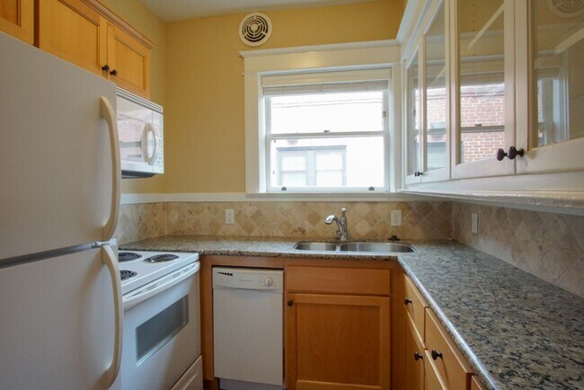 Building Photo - Gorgeous Humboldt Classic: Top Floor 1 Bedroom!