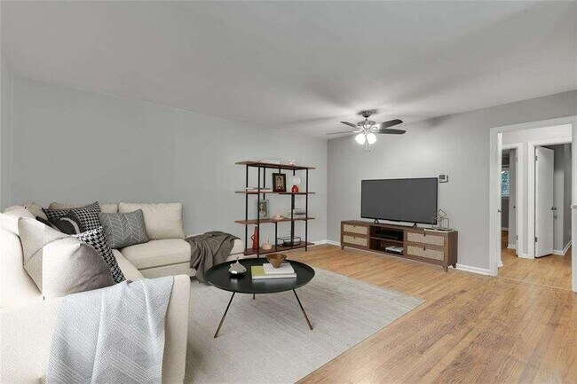 Building Photo - 801 Marstevan Dr NE