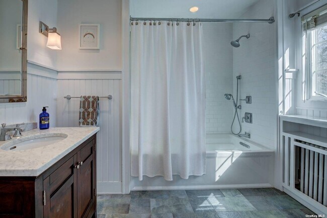 Building Photo - 5650 N Bayview Rd