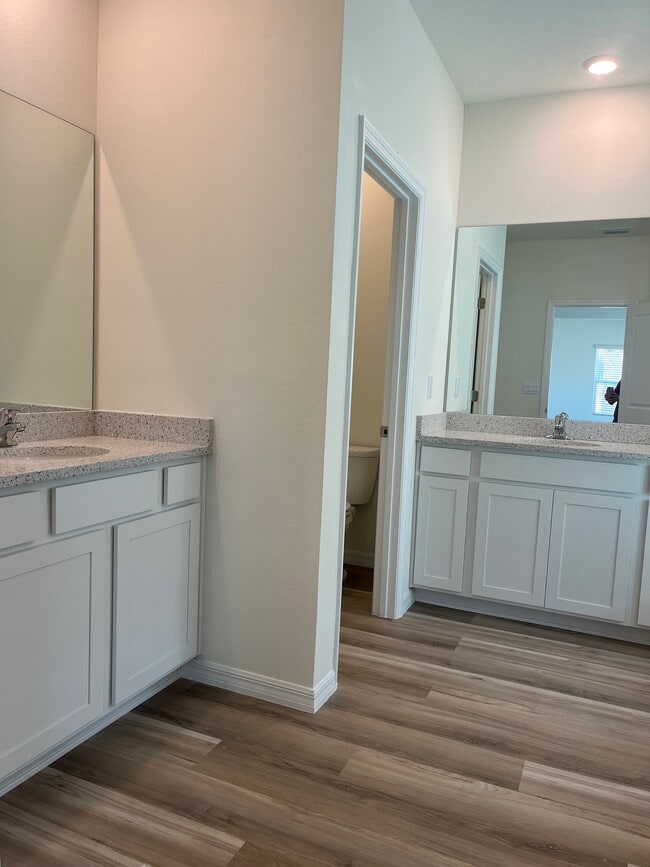 Building Photo - 5305 SW 52nd Ave