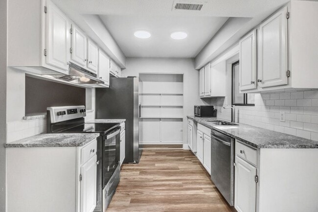 Building Photo - RENOVATED 2 BR | 2 BA Townhome in Goldsboro *less than 2 miles from SJAFB*