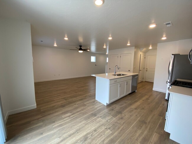 Building Photo - SPACIOUS TOWNHOME AVAILABLE FOR RENT