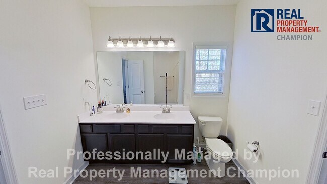 Building Photo - Spacious Home with Fenced Back Yard Convenient to Camp Lejeune