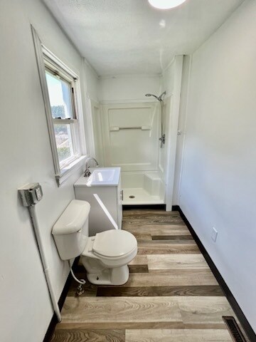 Bathroom (angle 2) w/o Shower Curtain - 908 Country Club Rd