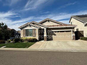 Building Photo - Solar Rocklin Gated Single Story: Close To Shopping 3 Bedroom 2 Bath, Covered Patio, Low Maintena...