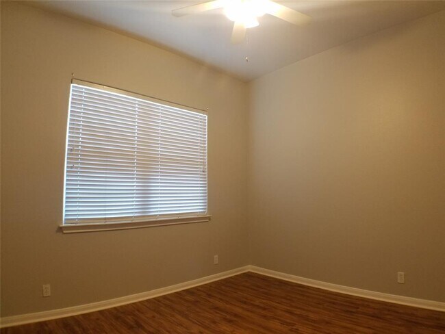 Building Photo - 2502 Allred Dr