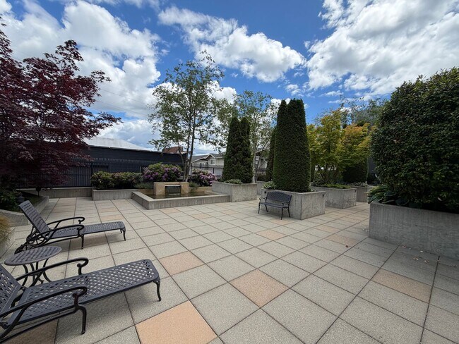 Building Photo - Bright Studio in Queen Anne!