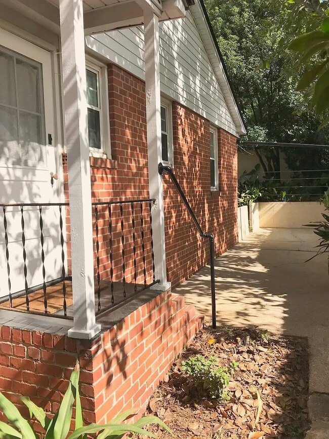 Building Photo - 611 Gunter St