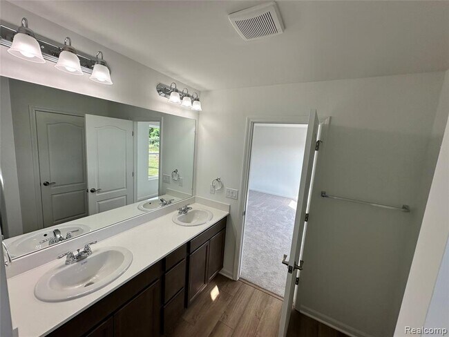 Building Photo - 4881 Marquette Dr