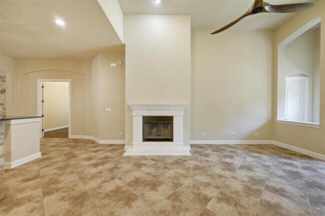 Building Photo - 211 Lake Como Dr