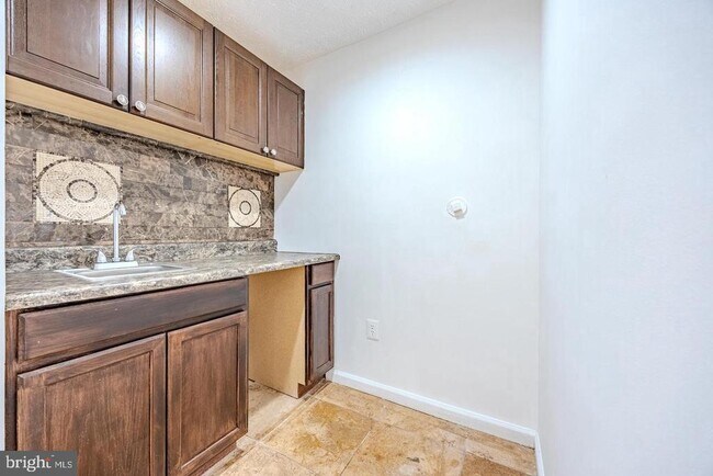 Building Photo - 8200 Maple Ridge Ave