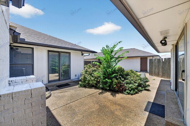 Building Photo - 4900 Ledgestone Dr