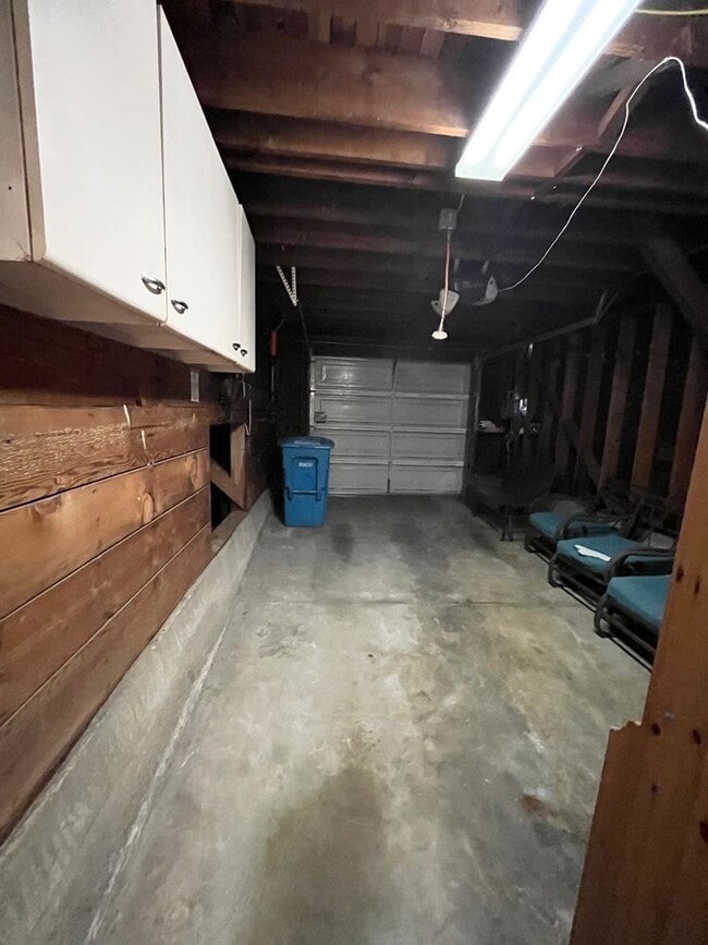 Building Photo - Spacious and Centrally Located, Pet Friend...