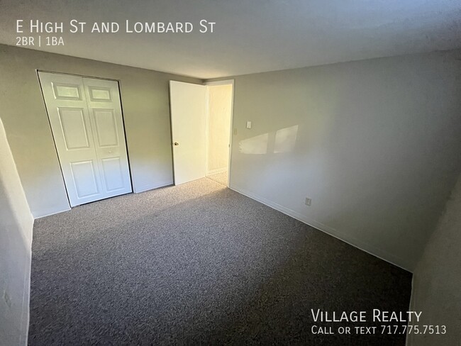 Building Photo - Huge 2-Bed apartment with washer/dryer hoo...