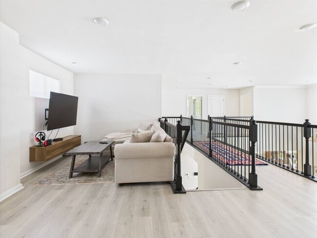 Building Photo - Stunning 5 Bedroom 4.5 Bathroom Located in...
