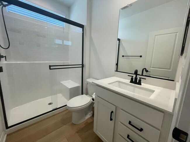 Building Photo - Comfortable & Convenient Living in the Hea...