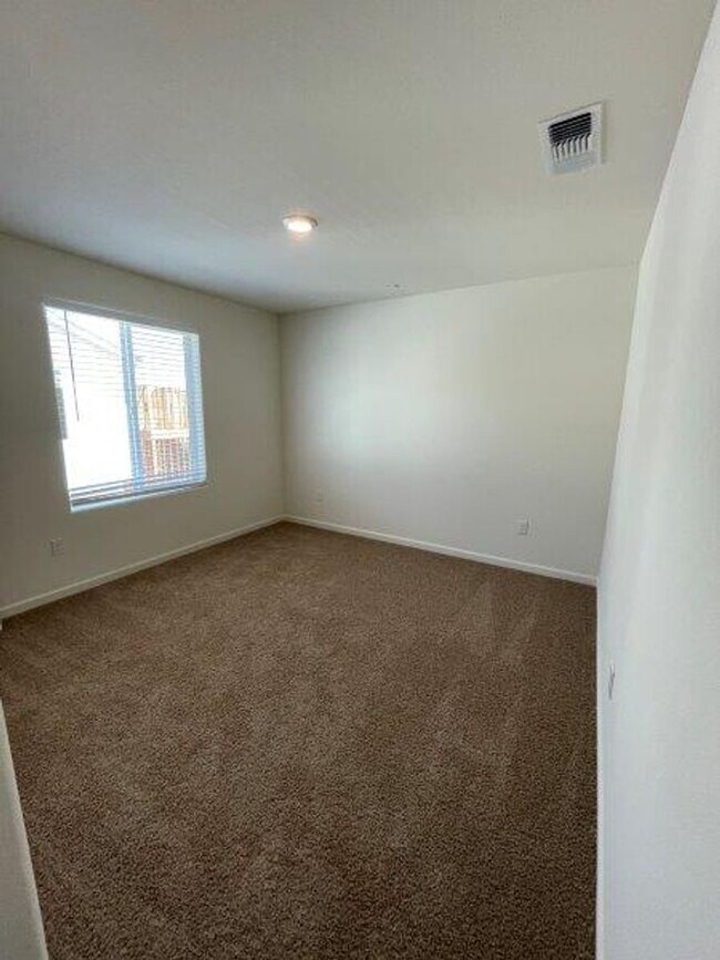 Building Photo - 5 Bedroom Close to Beale Air Force Base