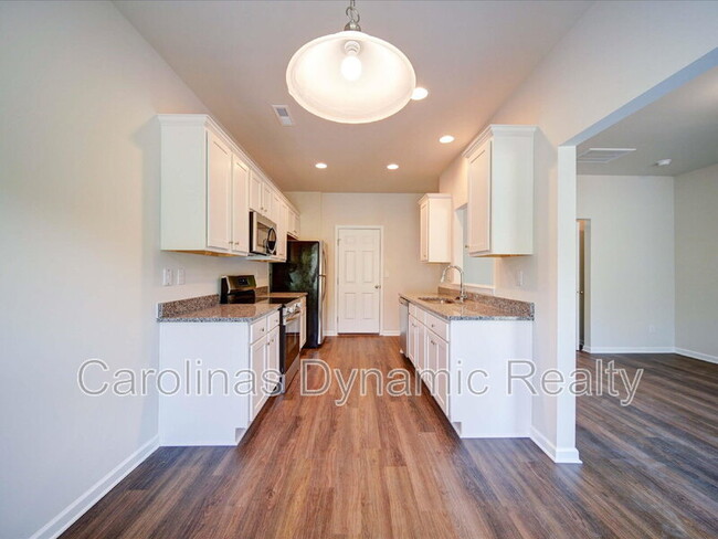 Building Photo - 916 S Battleground Ave