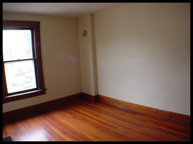 Building Photo - 2346 East Ave